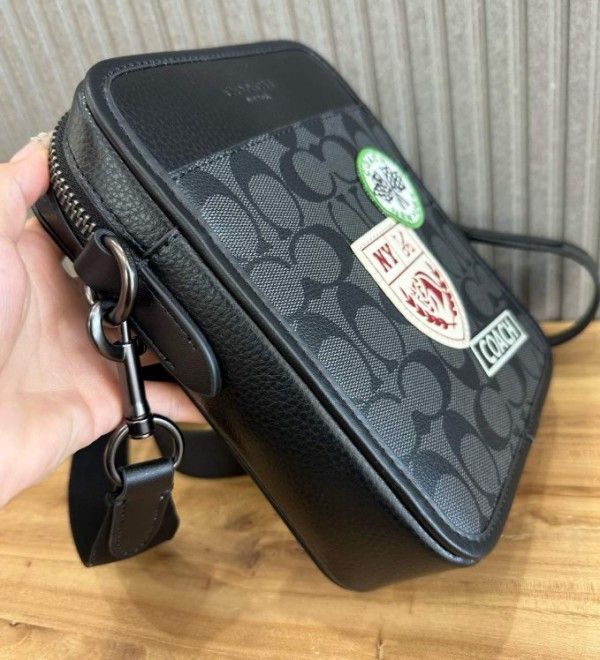 クロスボディシグネチャーキャンバス ショルダーバッグ