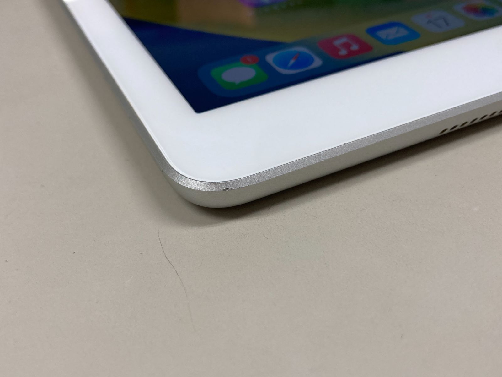 apple iPad (第5世代) Wi-Fiモデル 32GB シルバー