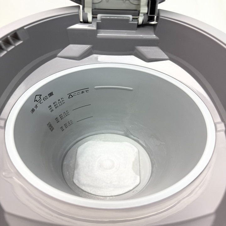 グレー