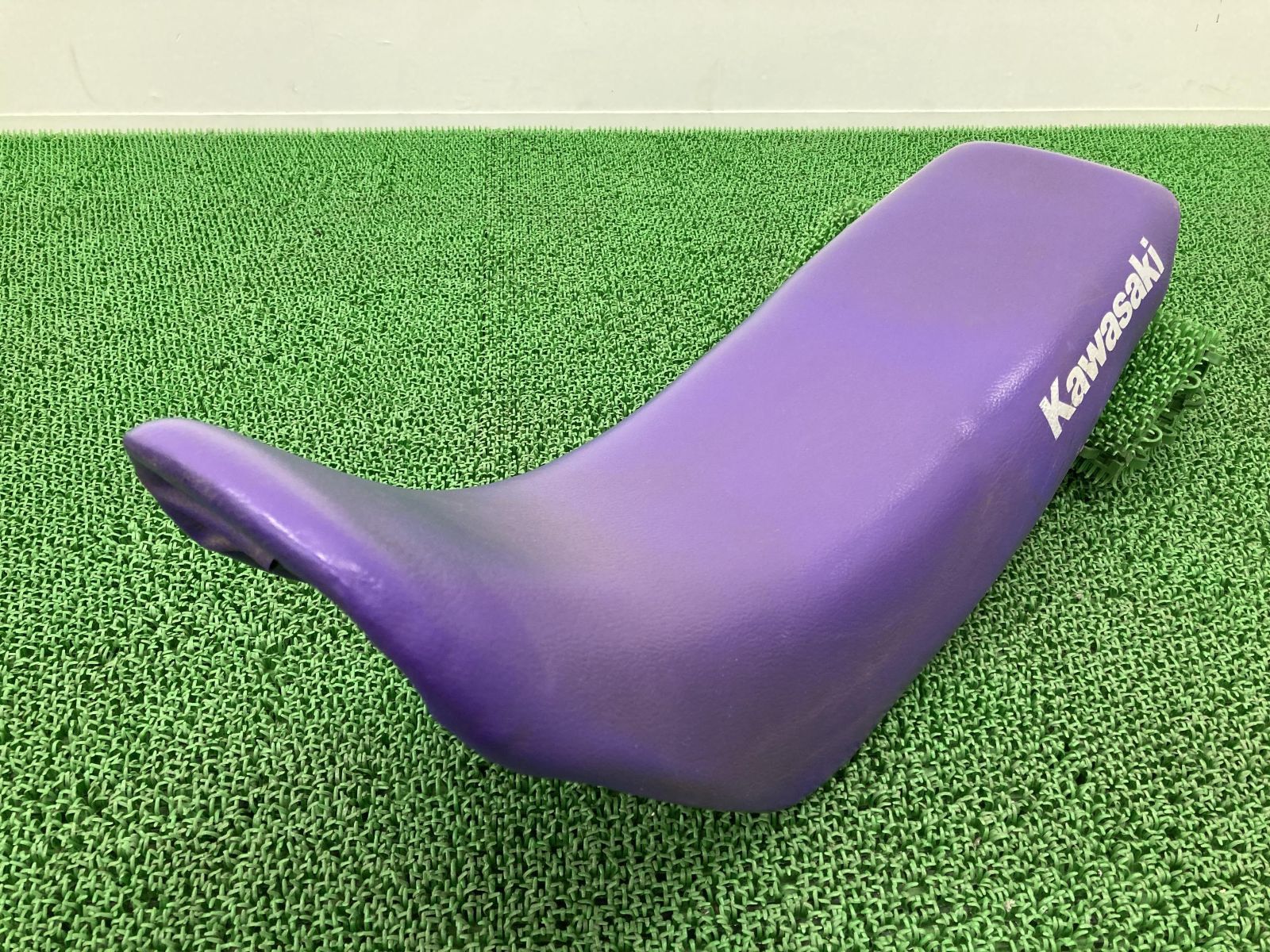 KDX220SR シート 53001-1745 カワサキ 純正 中古 バイク 部品 DX220B 張り替え用に 品薄 希少品 車検 Genuine