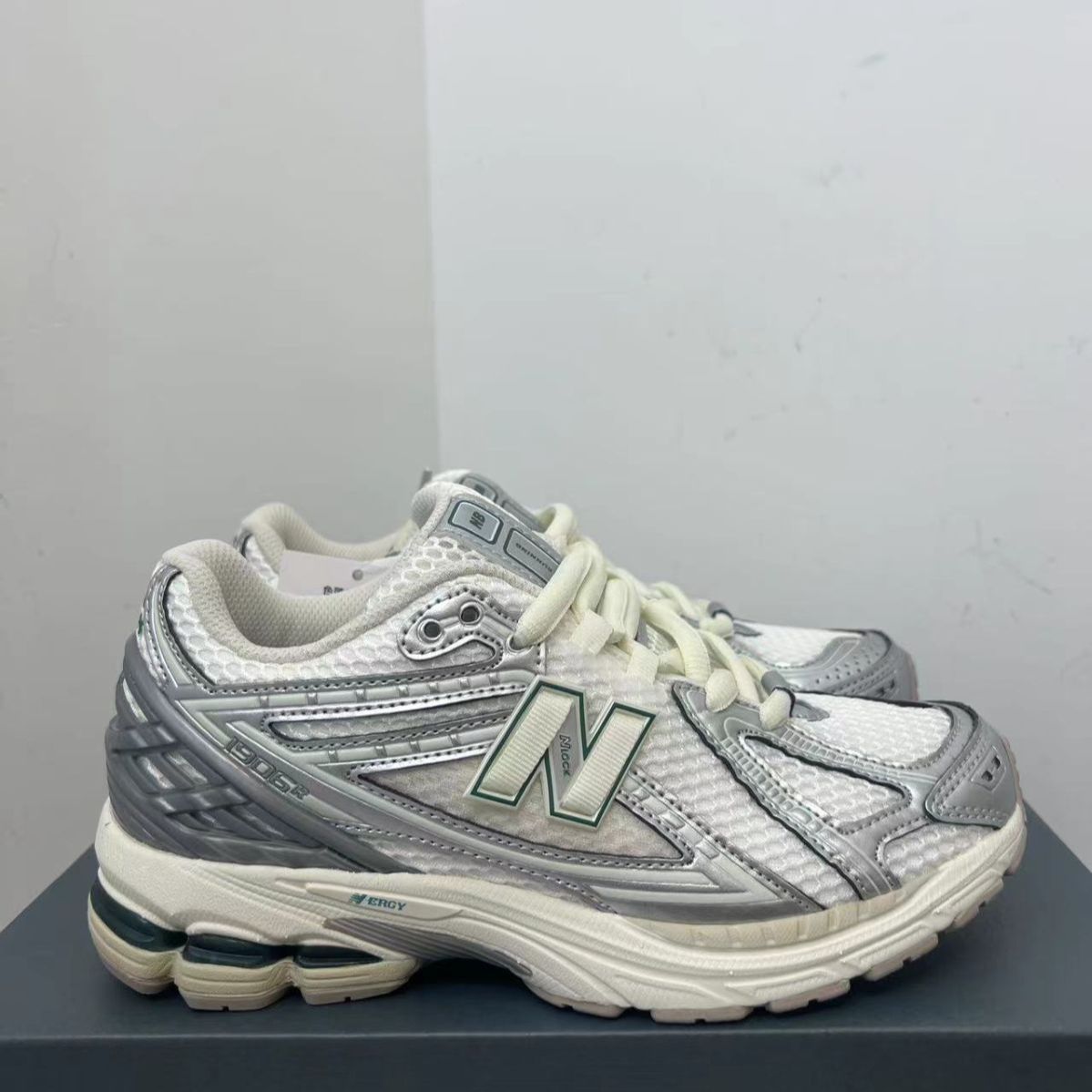 新品未使用 ニューバランス   New Balance NB 1906R スニーカー