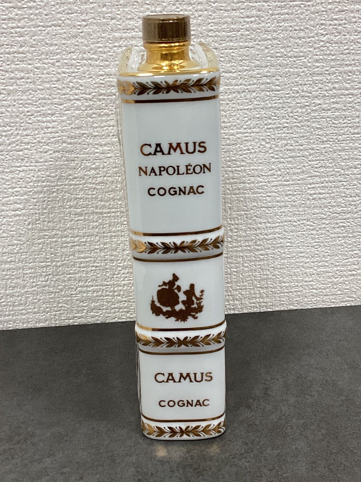 【未開栓】古酒　カミュ　ナポレオンブック　紳士と淑女　青陶器ボトル カミュー ナポレオン 未開栓】古酒 カミュ ナポレオンブック 紳士と