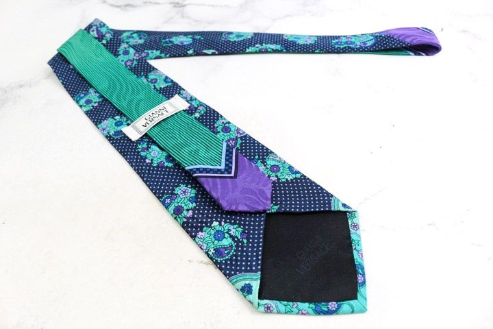 【超美品】【希少】VERSACE ネクタイ　ボタニカル　花柄　総柄　ヴェルサーチ 新品 VERSACE ベルサーチ ヴェルサーチ ネクタイ メデューサ 柄
