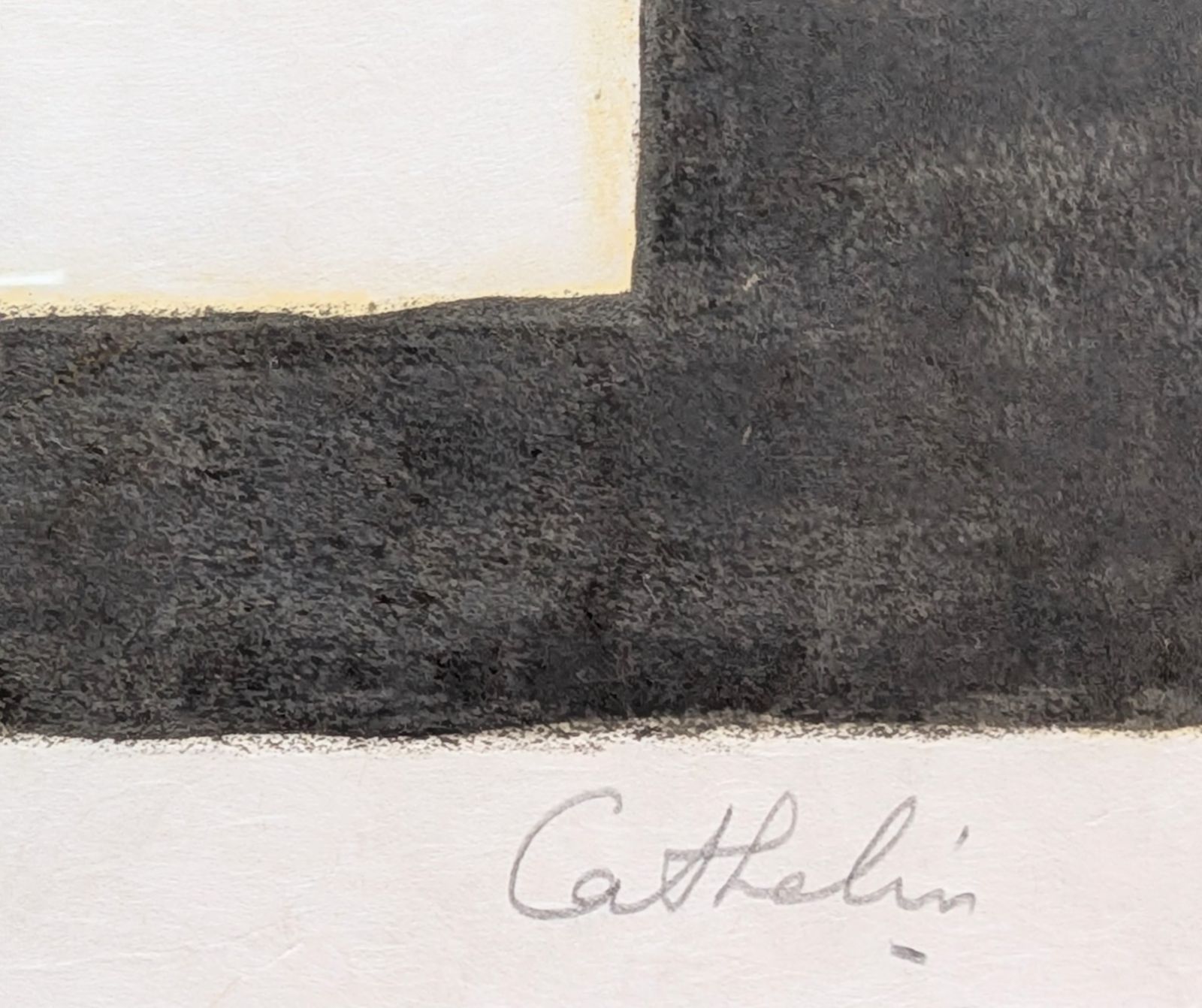 黒いテーブルの上の黄色い花束 直筆サイン