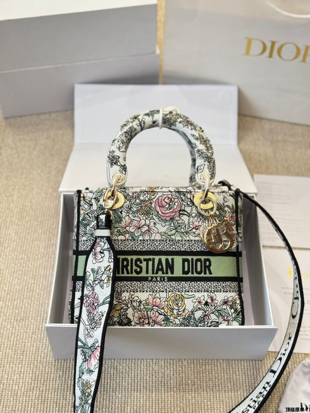 【花々の刺繍が美しい♡】DIOR ハンドバッグ Lady D-Lite 花柄が美しい♡【Dior】《LADY D-LITE》ミディアムバッグ (Dior