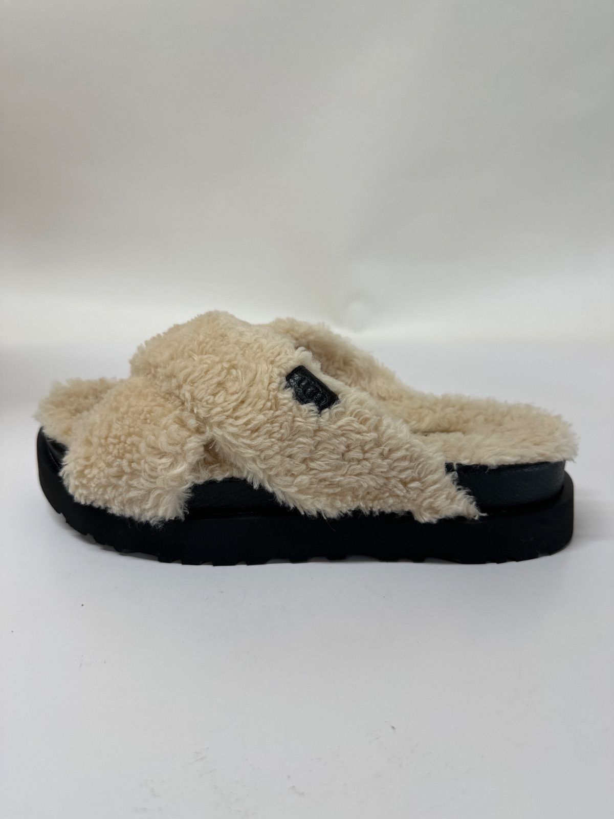 boboさま専用UGG ナチュラル フズ シュガー クロス スライド ほぼ未使用 新品未使用】 UGG アグ サンダル ファズ シュガー クロス