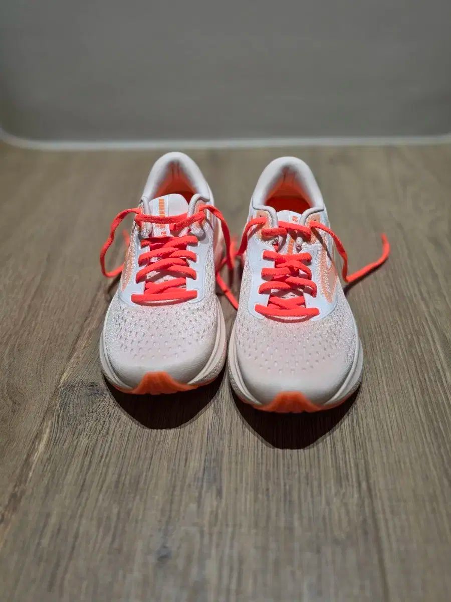 ブルックス ランニングシューズです サイズは 245mm です