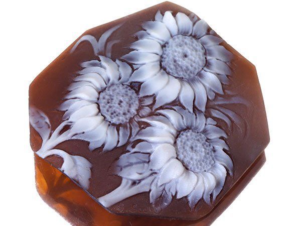 ジュエリー Sスカーラ作 美しい向日葵の彫刻 シェルカメオルース 34.7ｍｍ×34.5ｍｍ w5681o 送料無料