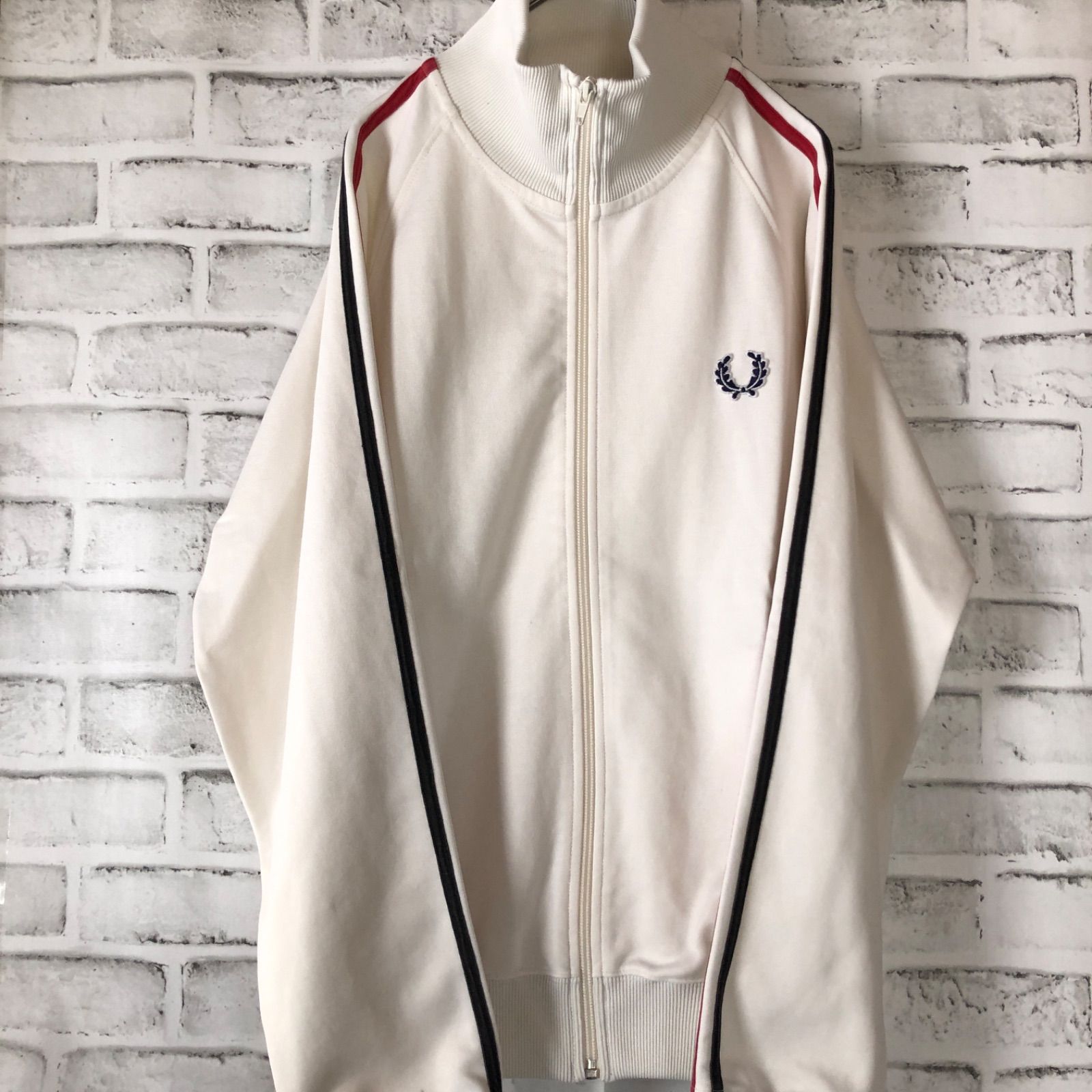 FRED PERRY トラックジャケット 刺繍入 S オフホワイト　ポルトガル製 🇬🇧Fred Perry🇬🇧トラックジャケット/ジャージ 刺繍ロゴ