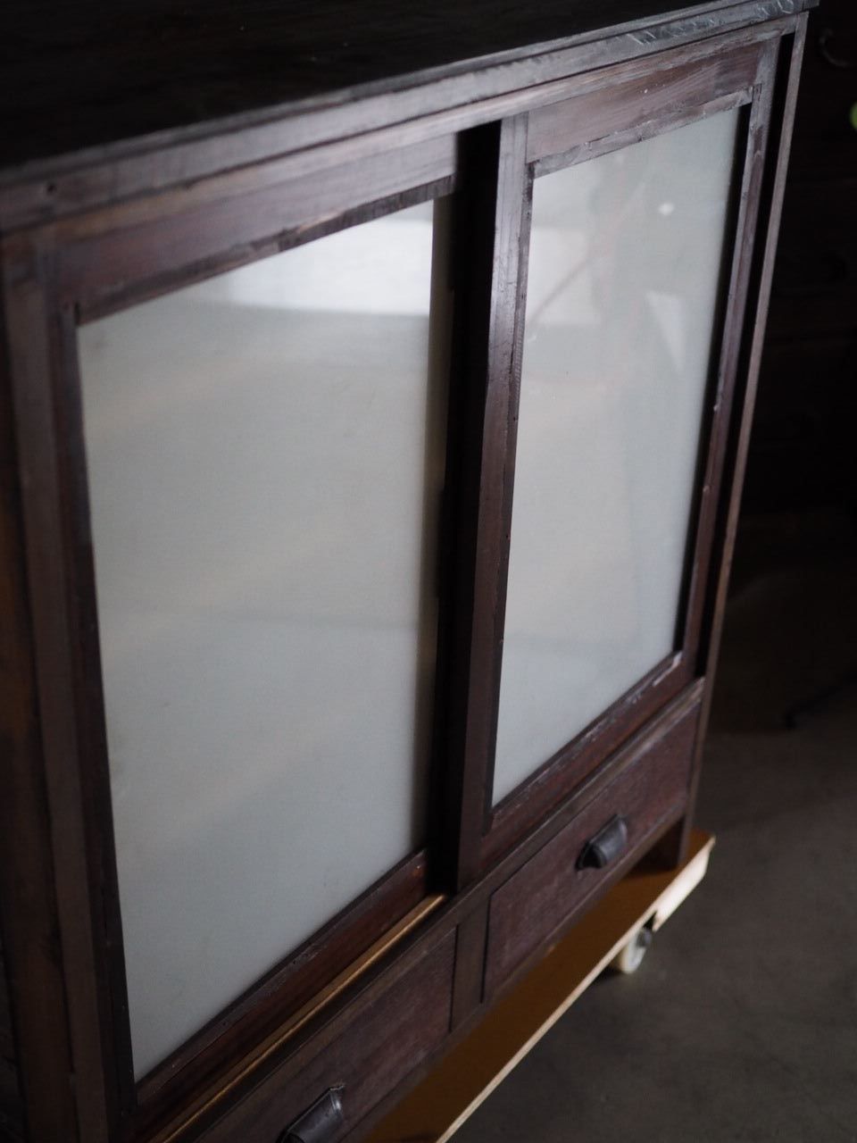 アンティーク脚付キャビネット