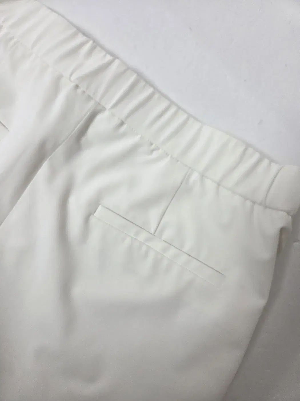 白 パンツ