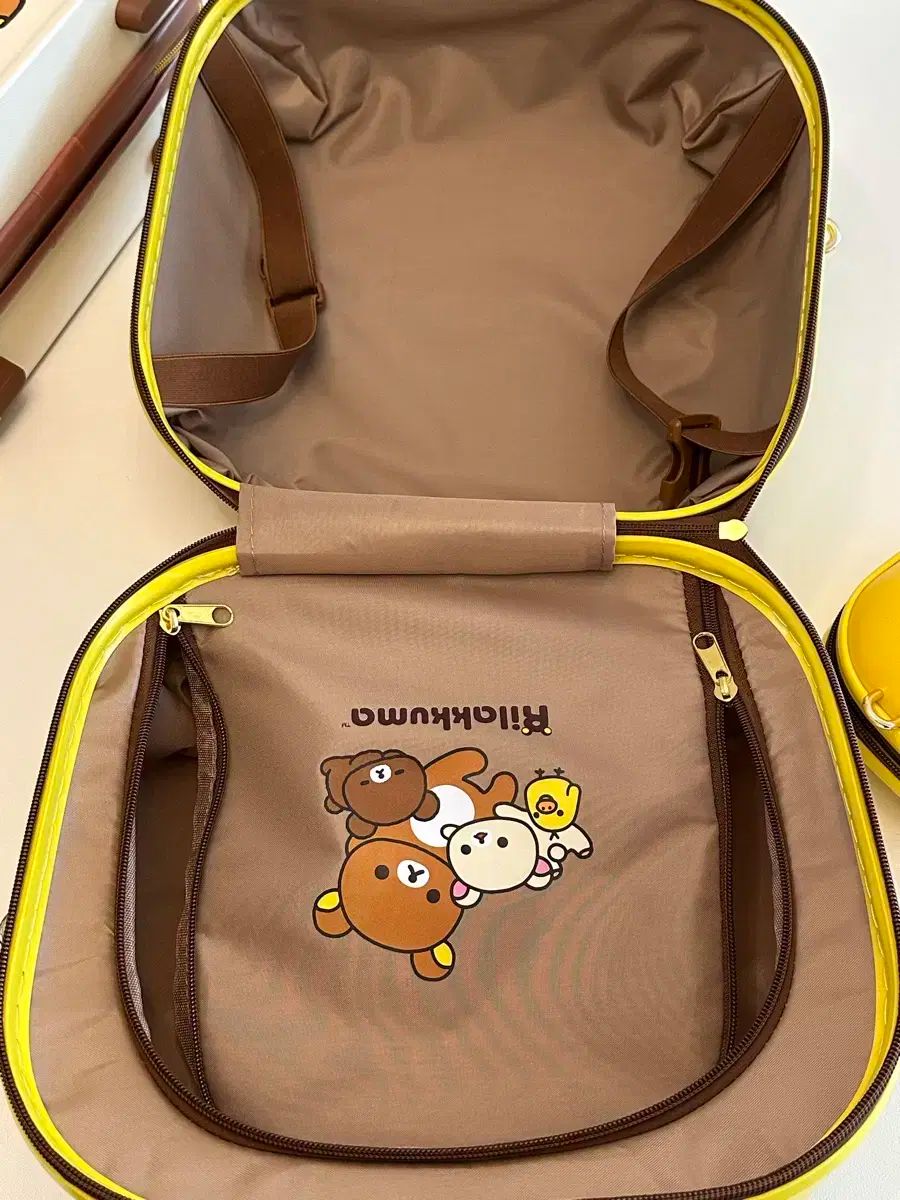 リラックマ CU コラボ ミニキャリーケース 欲しい人は『🧸』とコメントしてね♡ 韓国のコンビニCUで、リラックマのバレンタイン限定グッズが登場💘  【商品ラインナップ】 - スマートフォンリング：9,500ウォン - キーリング：9,800ウォン - シリコンコインケース：10,700 ...