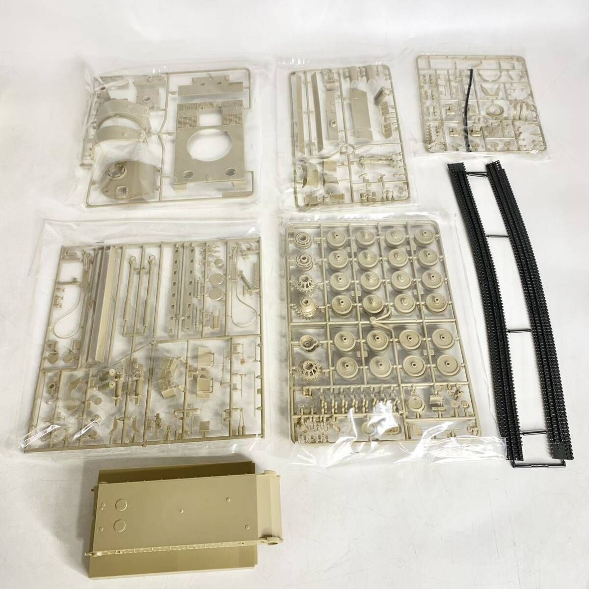 未組立 タミヤ 1/35 ドイツ重戦車タイガーⅠ 極初期生産型 アフリカ