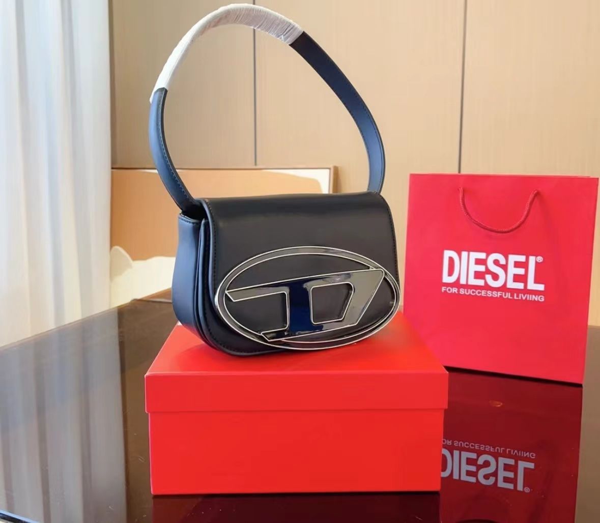 美品　現行品ディーゼル　本物赤タグ　ハンドバッグ ディーゼル（DIESEL）新作バッグ【2022春夏】