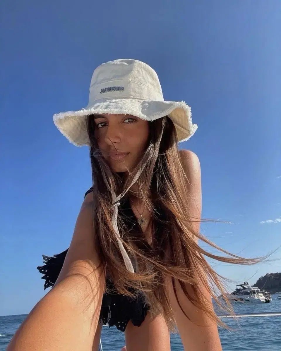 Jacquemus（ジャックムス) または ボブ GADJO バケットハット ベージュ