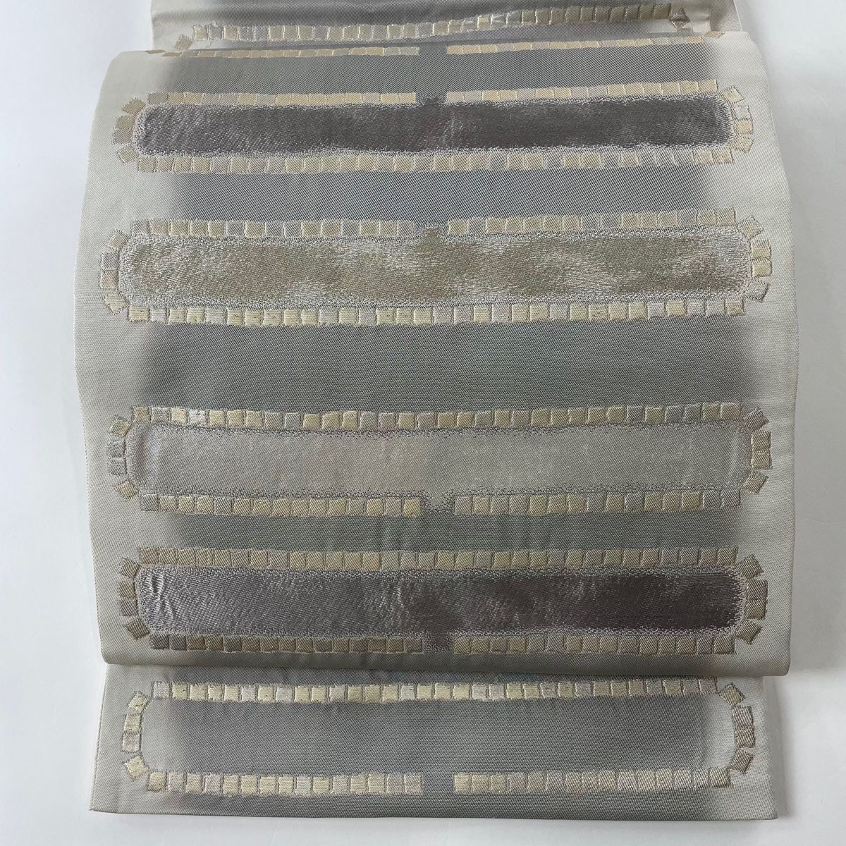 袋帯 秀品 幾何学模様 金銀糸 箔 灰色 六通 正絹 【中古