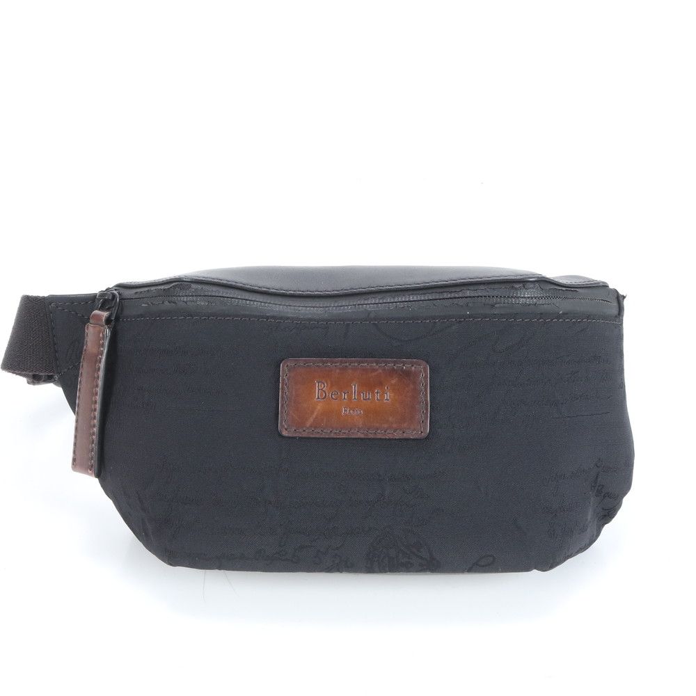ベルルッティ カリグラフィ レザー ボディバッグ ボディ ウエストポーチ ショルダー トート ブラック 黒 メンズ EEE CT24-2