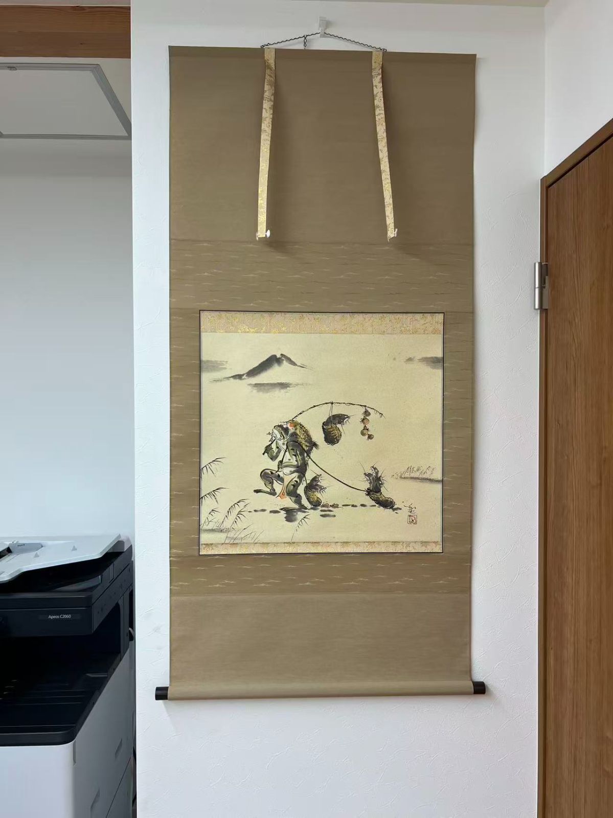 模写 大渔 大正期 蛙鼠商行脚図 滑稽譚掛軸 行商蛙 鼠篭提げ 墨絵戯画 共