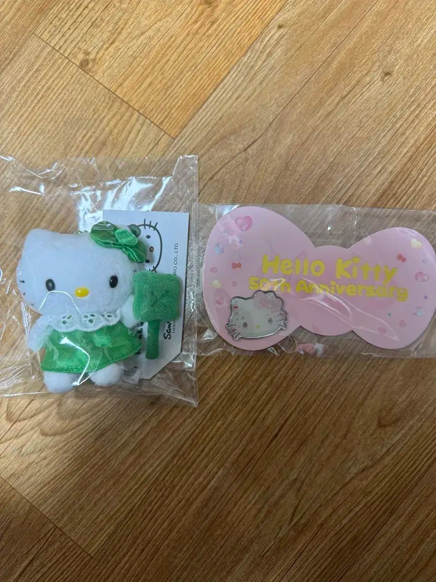 hello kitty(ハローキティ) クローバー 50 記念日 ポップアップ キーリング 人形 バッジ