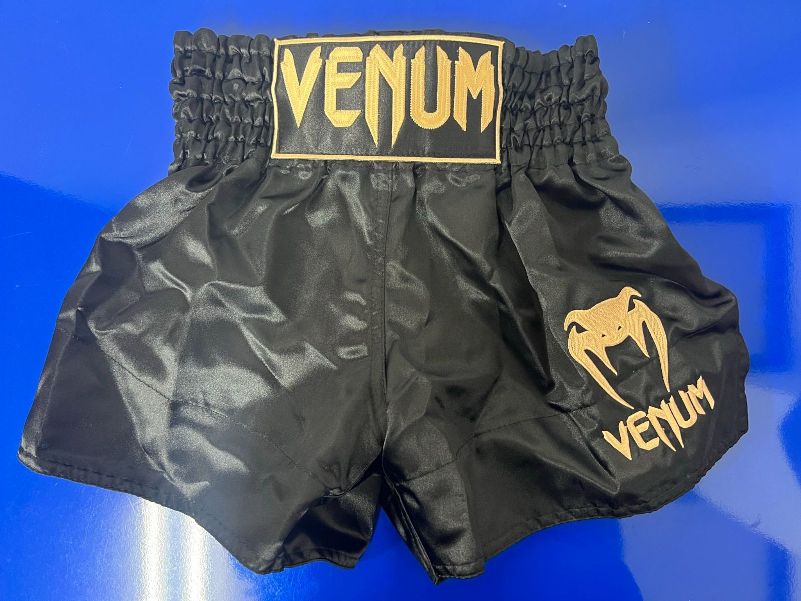 VENUM Classic ムエタイショーツ ブラック/ゴールド XSサイズ