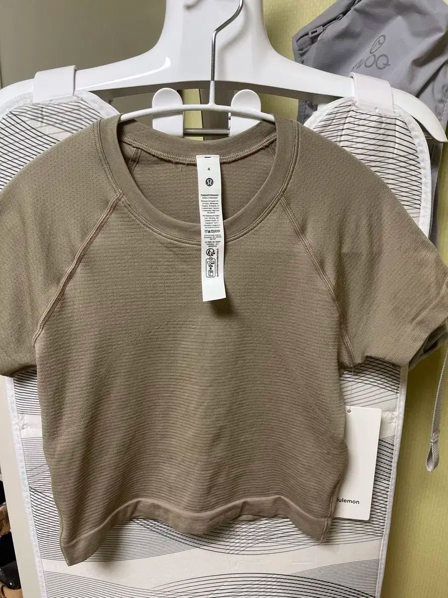 ルルレモン スウィフティ クロップド ショートスリーブ 2 0 shok カーキ色 4 サイズ