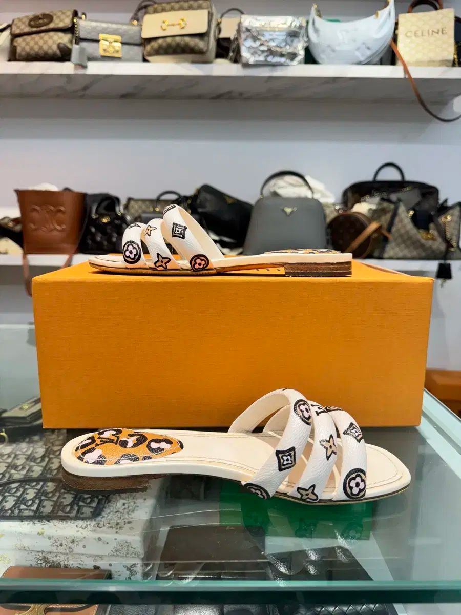 38 Louis Vuitton ルイヴィトン 白 モノグラム ミュール サンダル