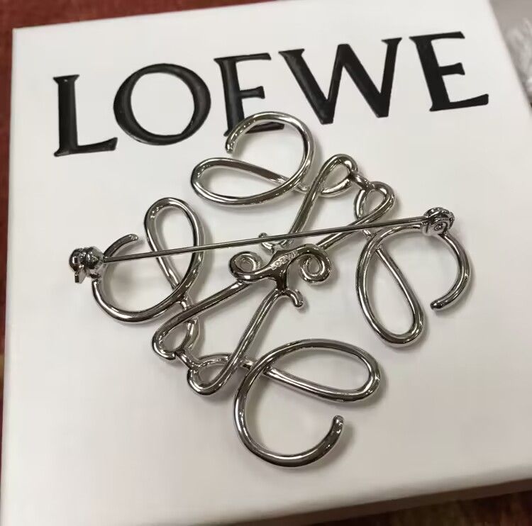 LOEWE ロエベブローチ シルバー糸 - メルカリ