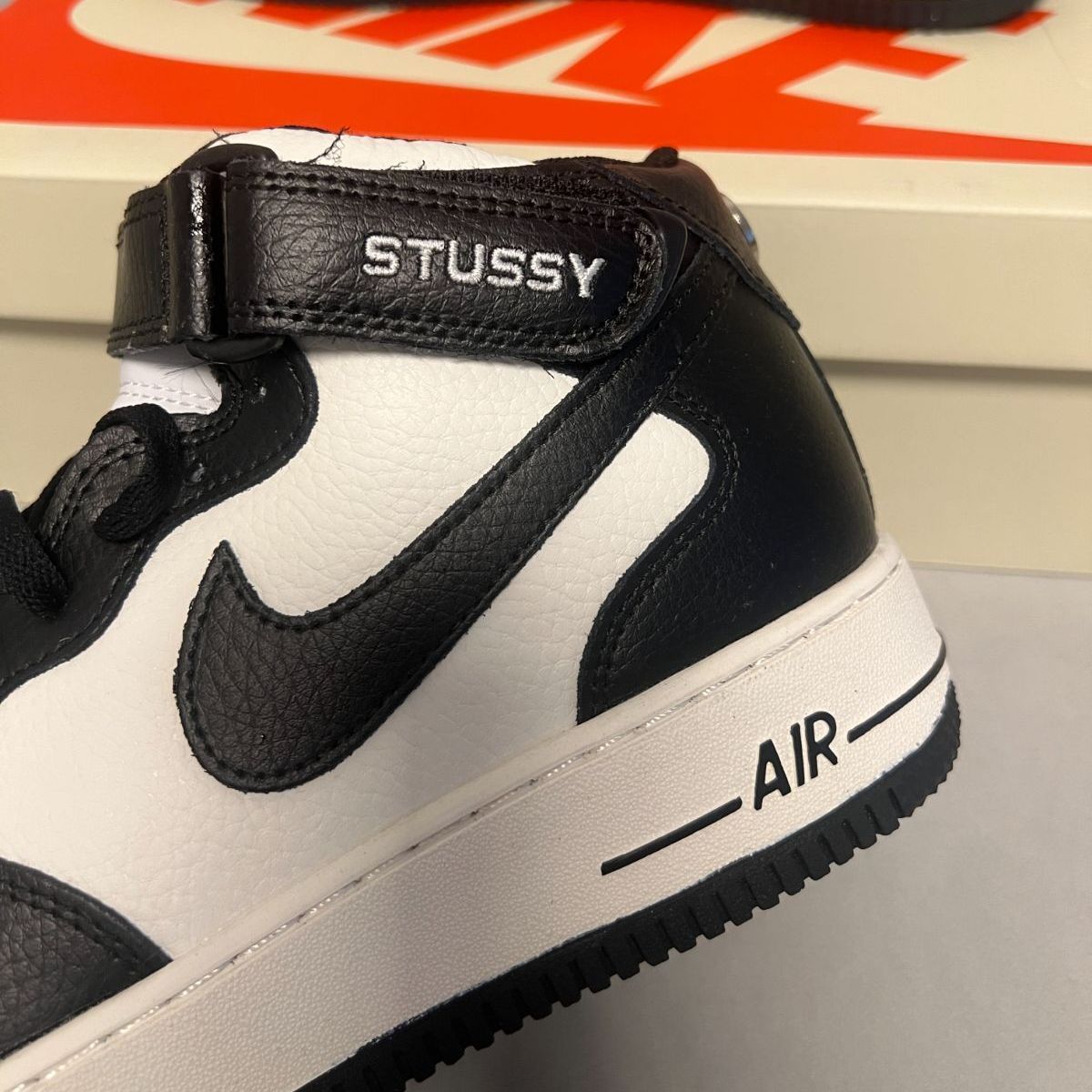 Stussy × Nike Air Force 1 Mid "Black and Light Bone" ステューシー × ナイキ エアフォース1 ミッド "ブラック アンド ライトボーン"
