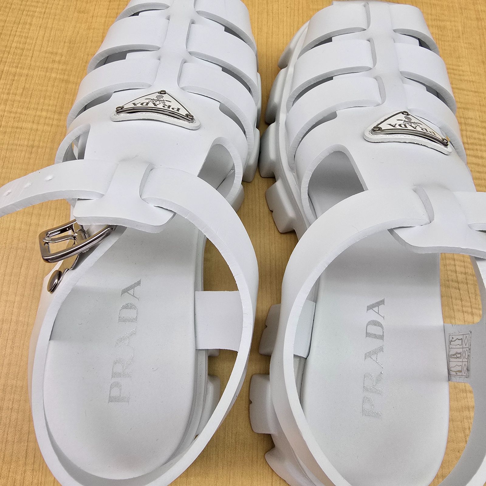 supremer様専用ページ【美品】PRADA サンダル 白 ホワイト