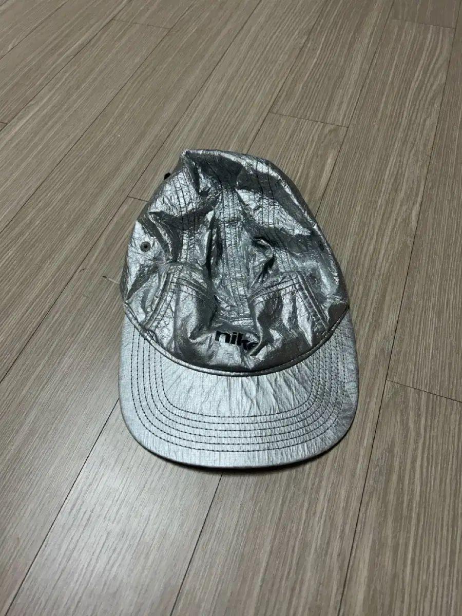 NIKE(ナイキ) マーズ・レンディング aw84 シルバー キャンプキャップ NIKE(ナイキ) マーズ・レンディング aw84 シルバー キャンプ