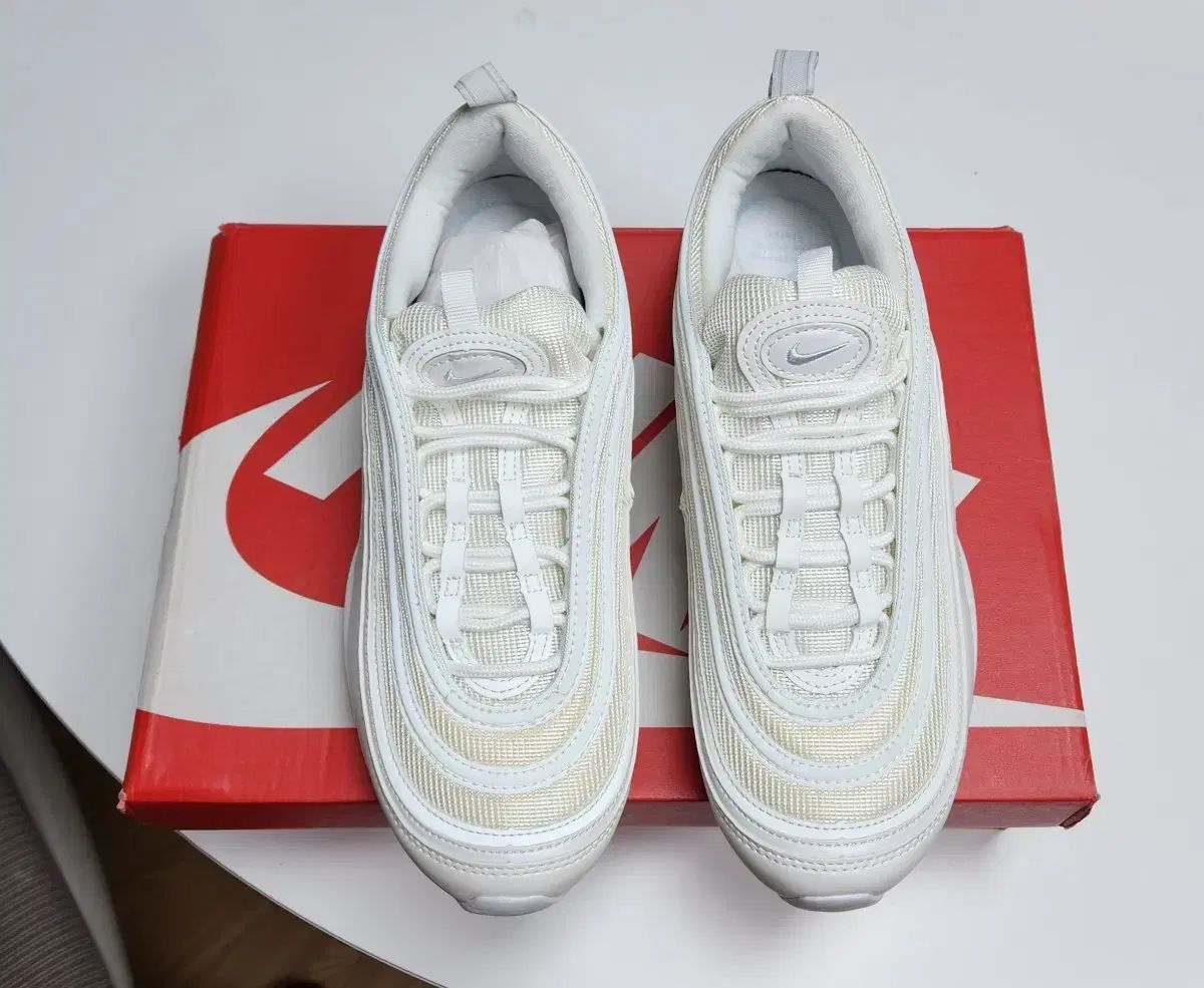 NIKE ナイキ エアマックス AIR MAX 97 トリプルホワイトです