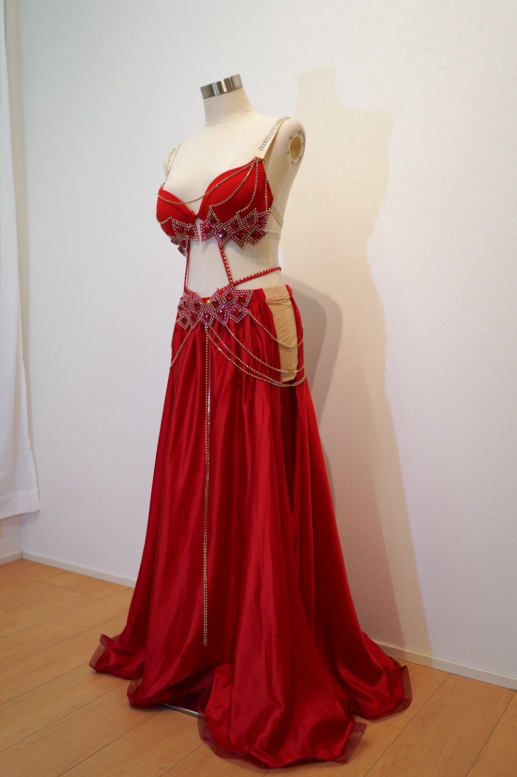 Eman zaki: ベリーダンス セットアップ ベージュ ビーズ装飾 Eman zaki