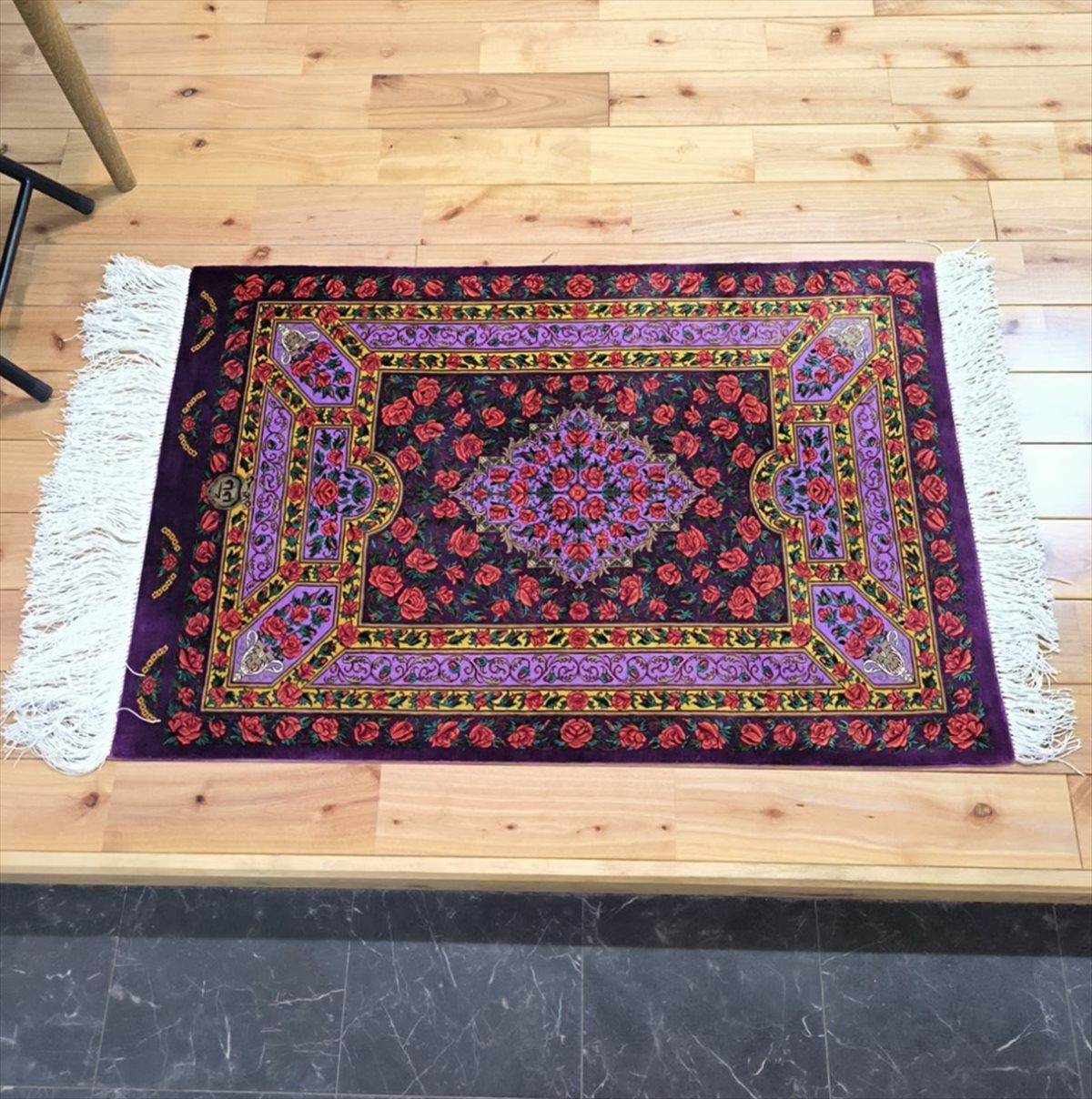 ペルシャ絨毯 イラン産 クム シルク タバタバイ工房 玄関マット 薔薇(バラ) 花柄 87x60cm 紫 パープル - メルカリ