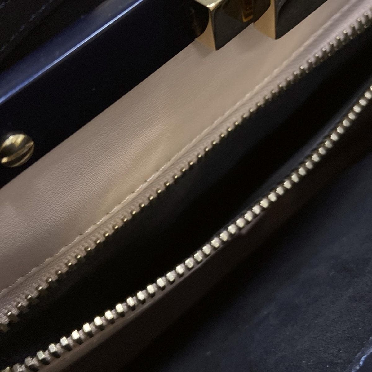 ダークネイビー×ブラウン