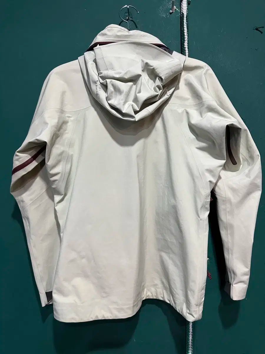 アイボリー ウィンドブレーカー