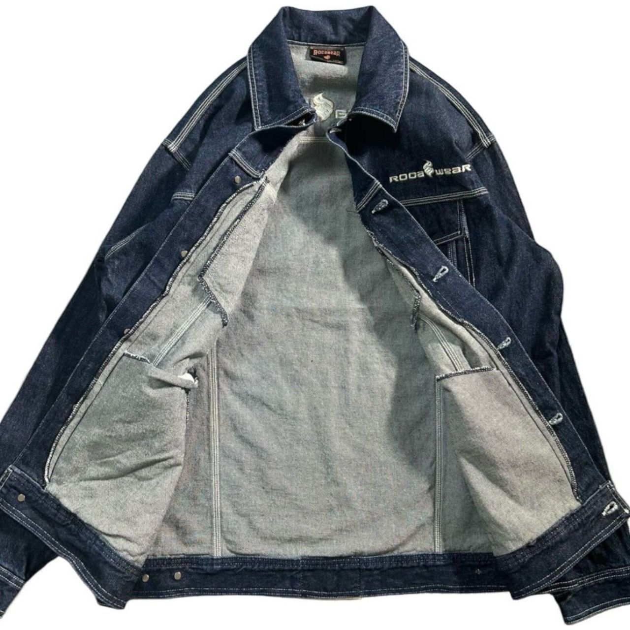 ロカウェア 刺繍ロゴ オーバーサイズ ブラック デニムジャケット B系 チカーノ ROCAWEAR ロカウェア 刺繍ロゴ 超オーバーサイズ デニム