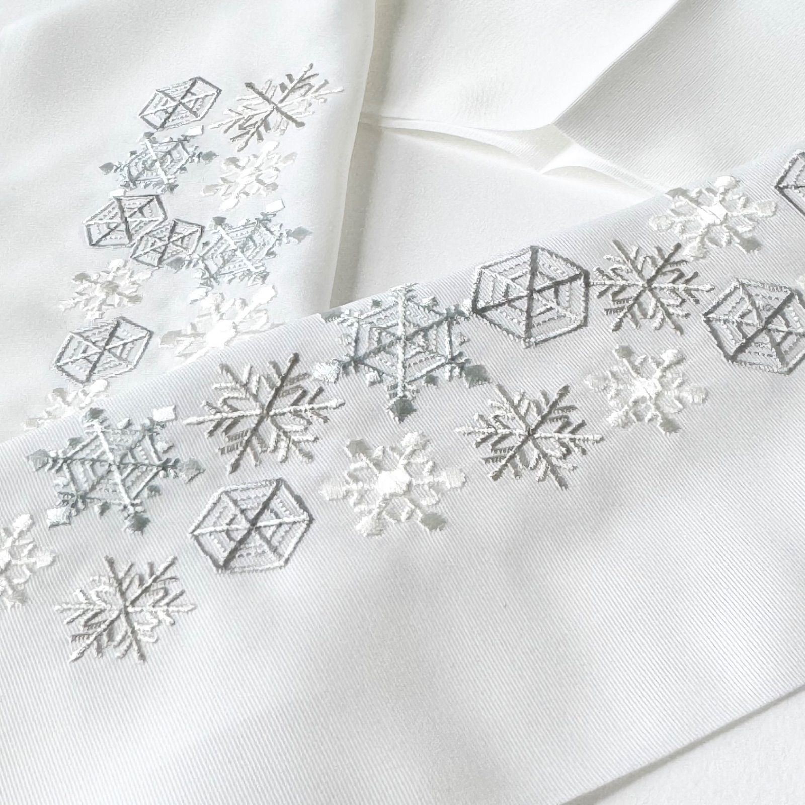 刺繍半衿 雪の結晶 雪花 雪華 - メルカリ