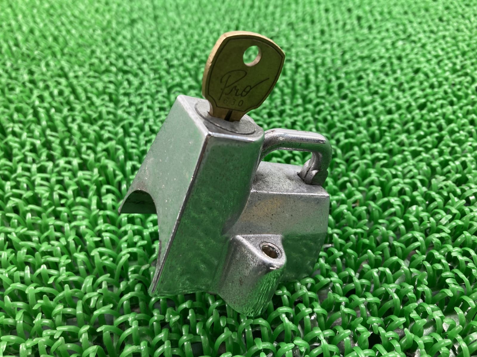 ハーレー ヘルメットホルダー 社外 中古 バイク 部品 機能的問題なし