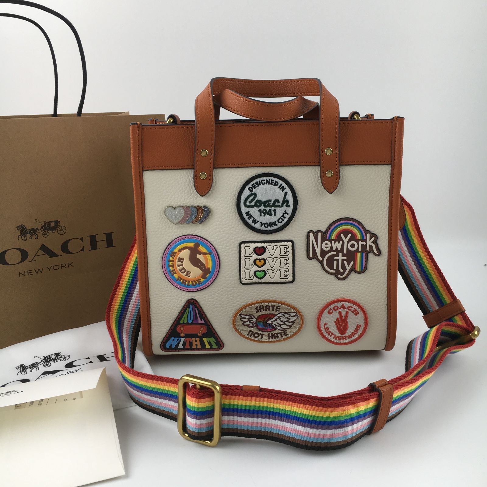 新品 COACH フィールド トート 22 ウィズ パッチコーチ ホワイトトートショルダー