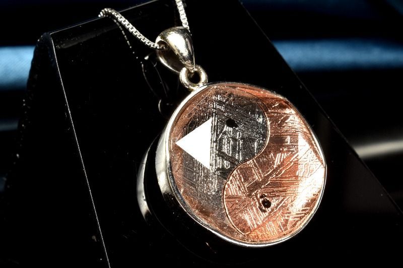 スウェーデン産シルバー925 ギベオン メテオライト隕石 18mm シルバー ピンクゴールドコーティング 陰陽太 図 ペンダントトップ 1個売り パワーストーン 天然石 _PRG2358-2