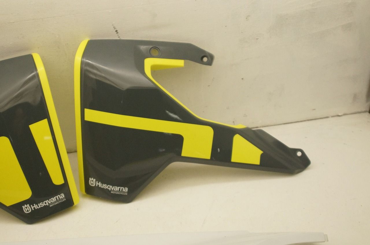 ハスクバーナ 701スーパーモト 純正サイドカウル シートカウル グレー 白 27008051100 27008050100 27008040000