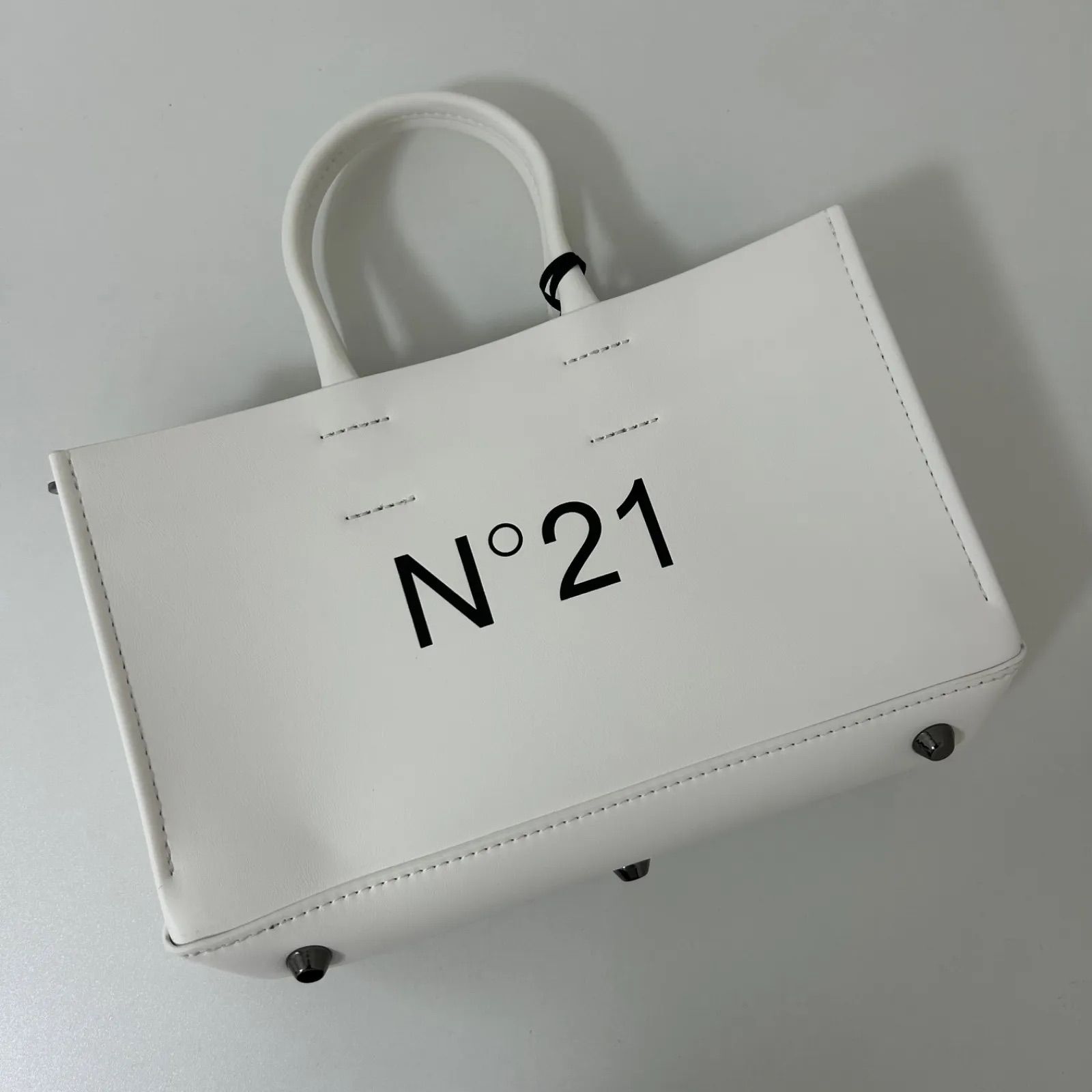 N°21 ヌメロ ヴェントゥーノ ハンドバッグ【ホワイト】 - メルカリ