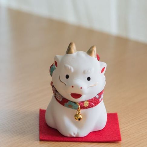 薬師窯 2024年 招福干支辰 錦彩招福辰（ふく福おじぎ） 置物 龍 たつ