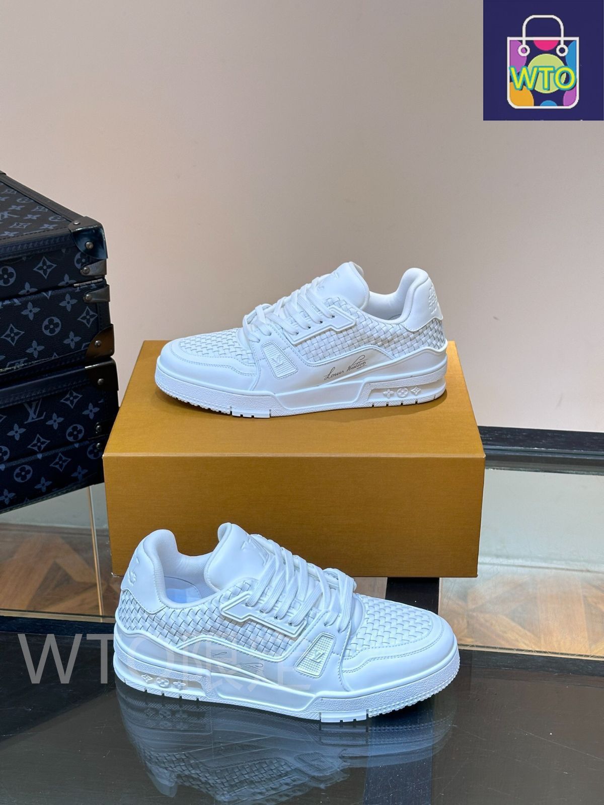 Louis Vuitton ホワイトスニーカー LOUIS VUITTON ☆ LV 新作 スニーカー ホワイト LV ロゴ ライン