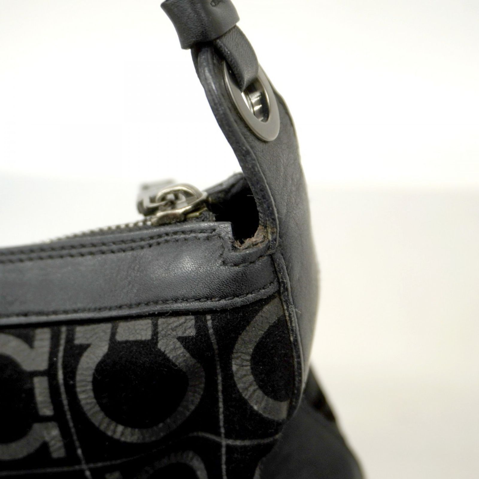 サルヴァトーレ フェラガモ Salvatore Ferragamo サルヴァトーレフェラガモ ショルダーバッグ ガンチーニ スウェード ブラック レディース DECORATOM_COM_BR