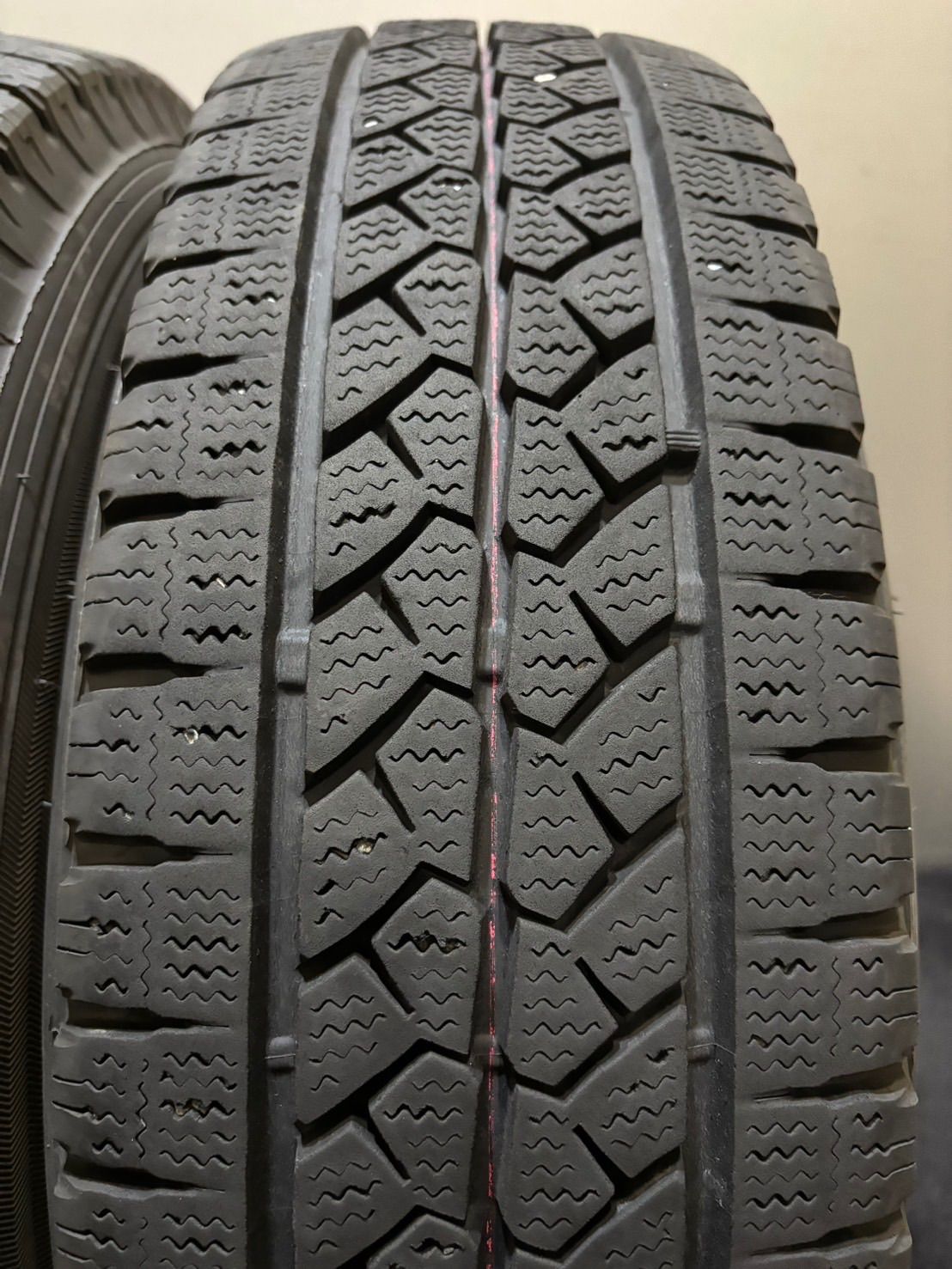 BS BLIZZAK VL1 195/80R15 107/105N LT】スタッドレス【トヨタ 200系