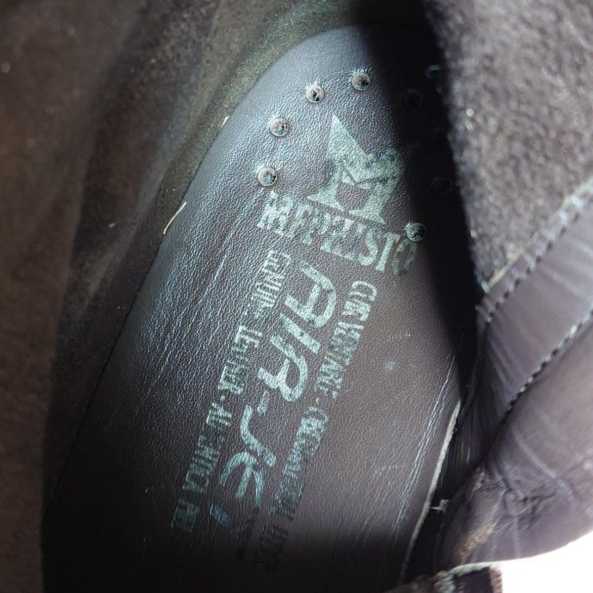 ダークブラウン