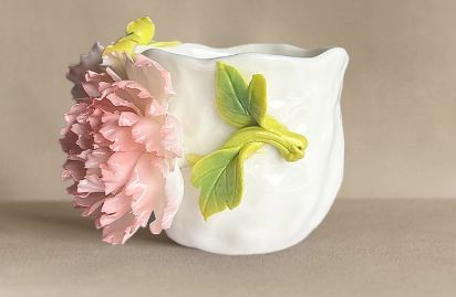 陶磁器マグカップ ピンク牡丹 大輪花モチーフ 立体装飾 ハンドメイド インテリア ピンク