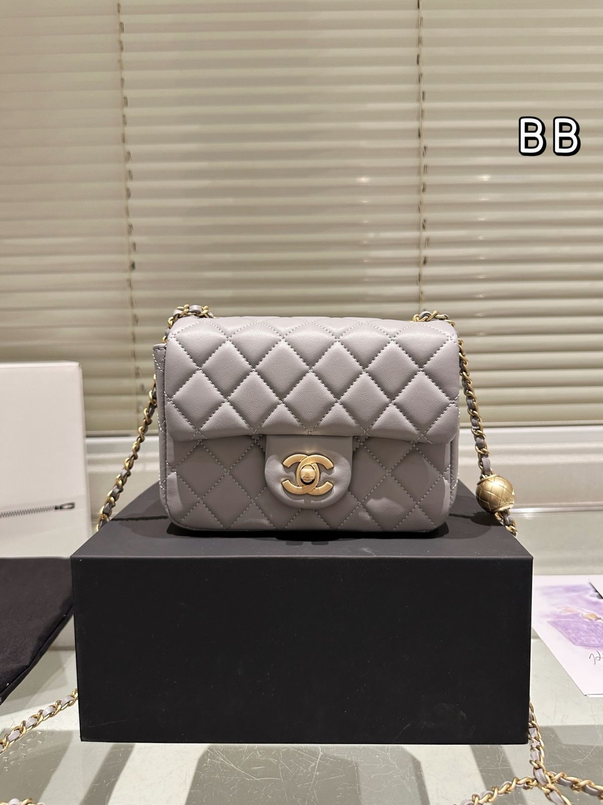 【ゴールドのお花アジャスターが可愛い】CHANEL ミニヴァニティ ゴールドのお花アジャスターが可愛い】CHANEL ミニヴァニティ