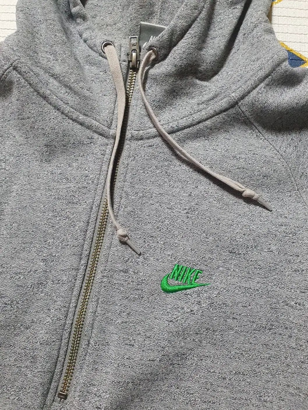 Nike(ナイキ） 緑 スウッシュ チャコールグレー フード ハーフジップアップ サイズ 100 L